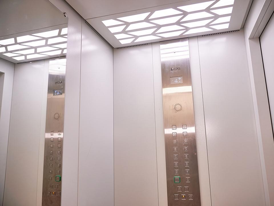 Подростки, попросившиеся погреться, разрисовали лифт в доме на Дирижабельной улице