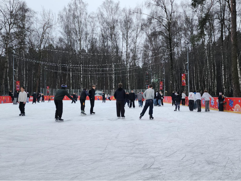 Идеальный лед и горячий чай: что ждет посетителей нового катка в парке «Елочки»
