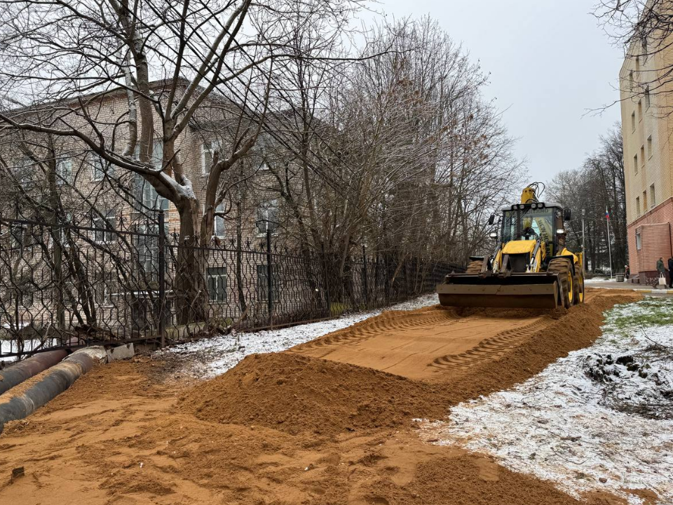 Временный, но безопасный переход строят у можайской больницы
