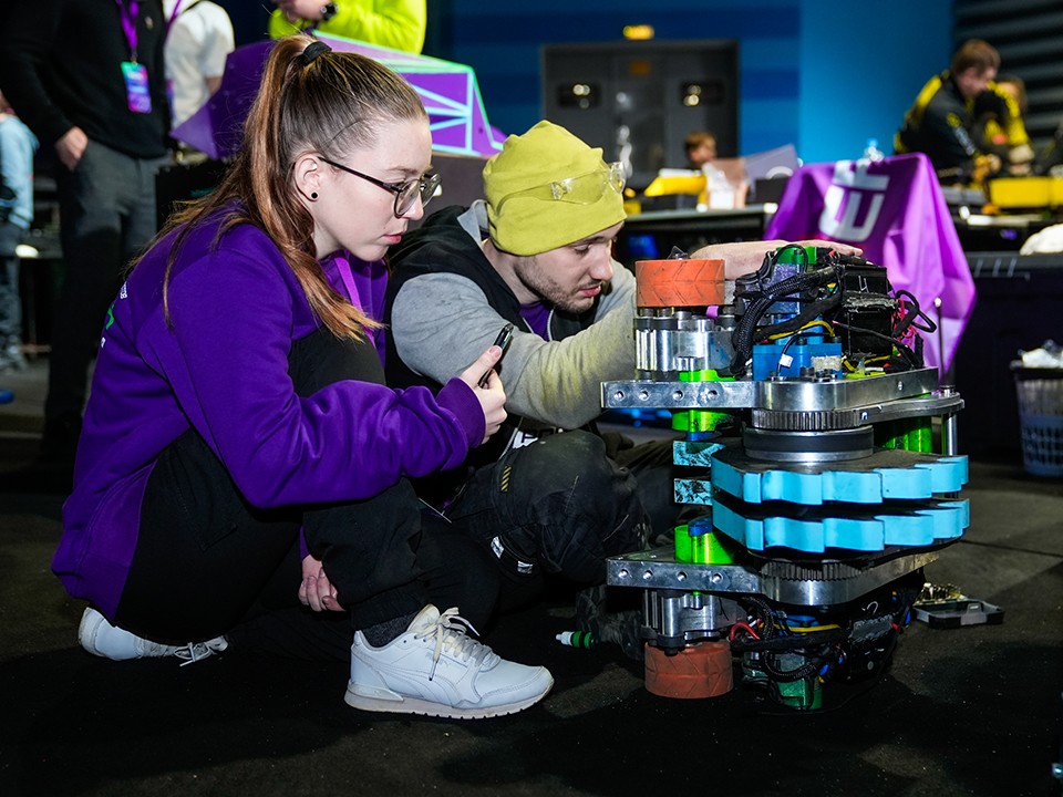 Боевой спиннер и оружие-труба из Подмосковья сразятся в финале «Битвы роботов»