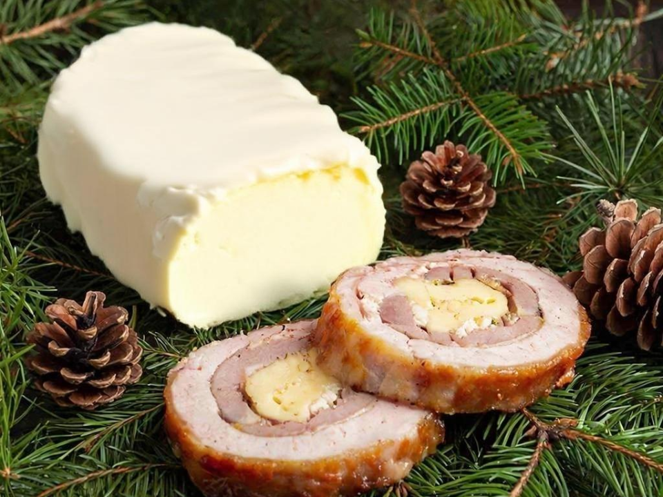 Новогодний «Снежный рулет» из свиной корейки со сливочным сыром: быстрый праздничный рецепт