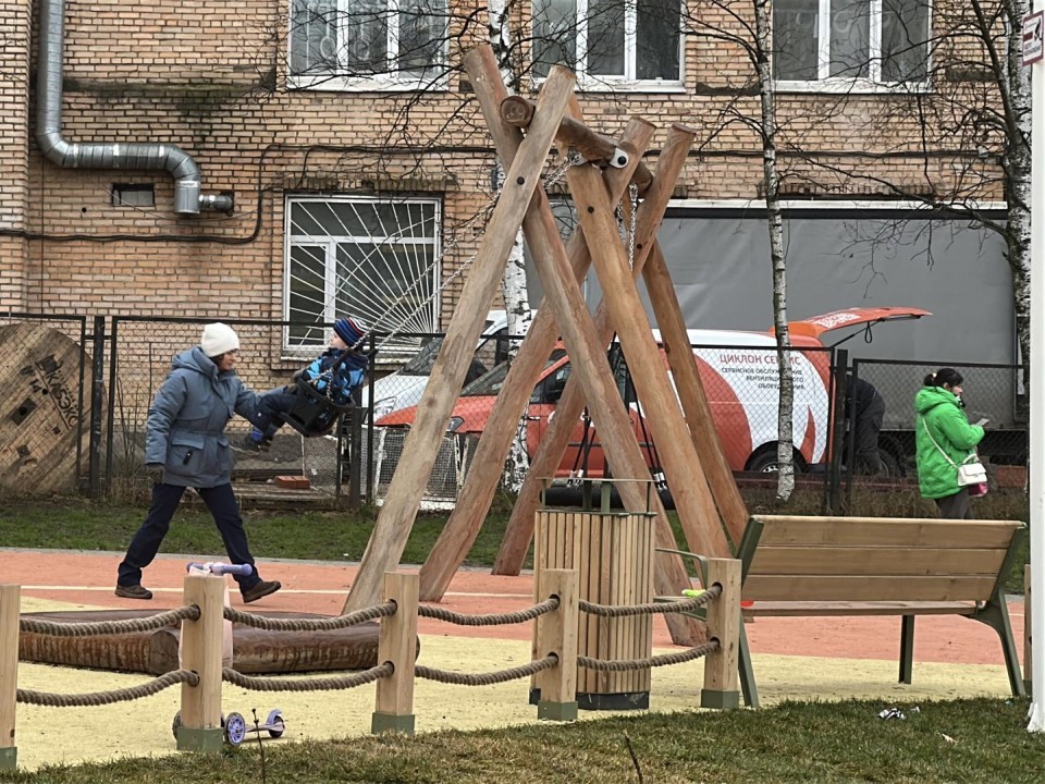 Шезлонги, воркаут и вид на озеро: как в Пушкино создали идеальное пространство для всех