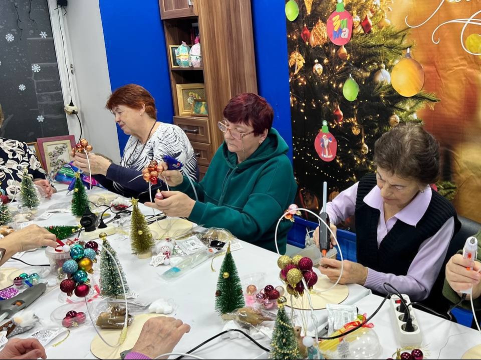 Жительницы Ленинского округа создали смастерили елочки на мастер классе