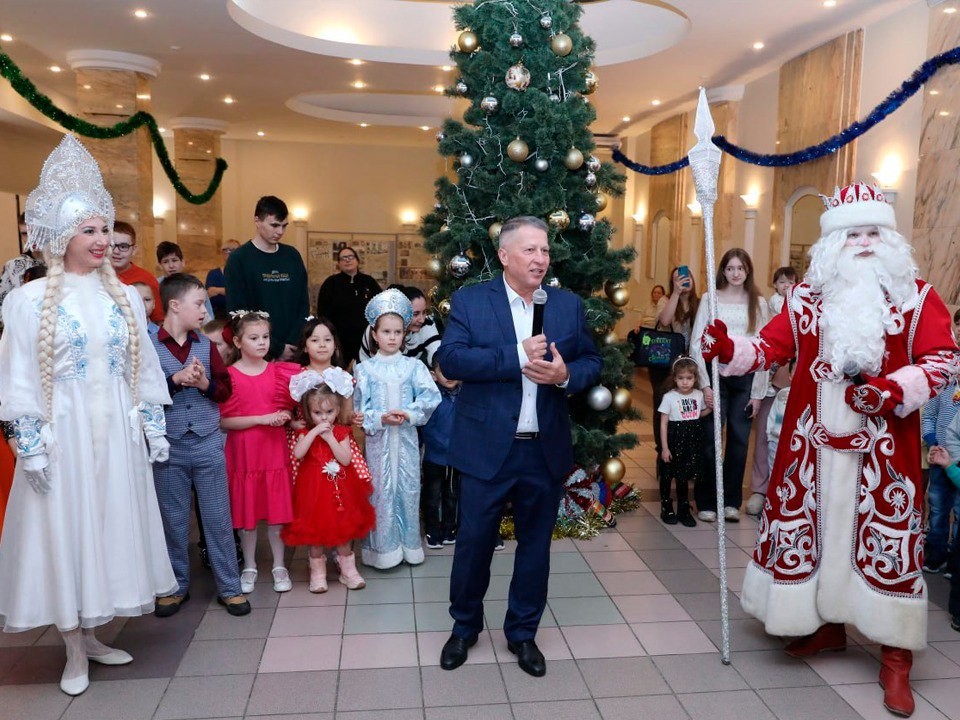 Первыми на «Елку главы» в ДК «Вперед» пришли дети участников СВО