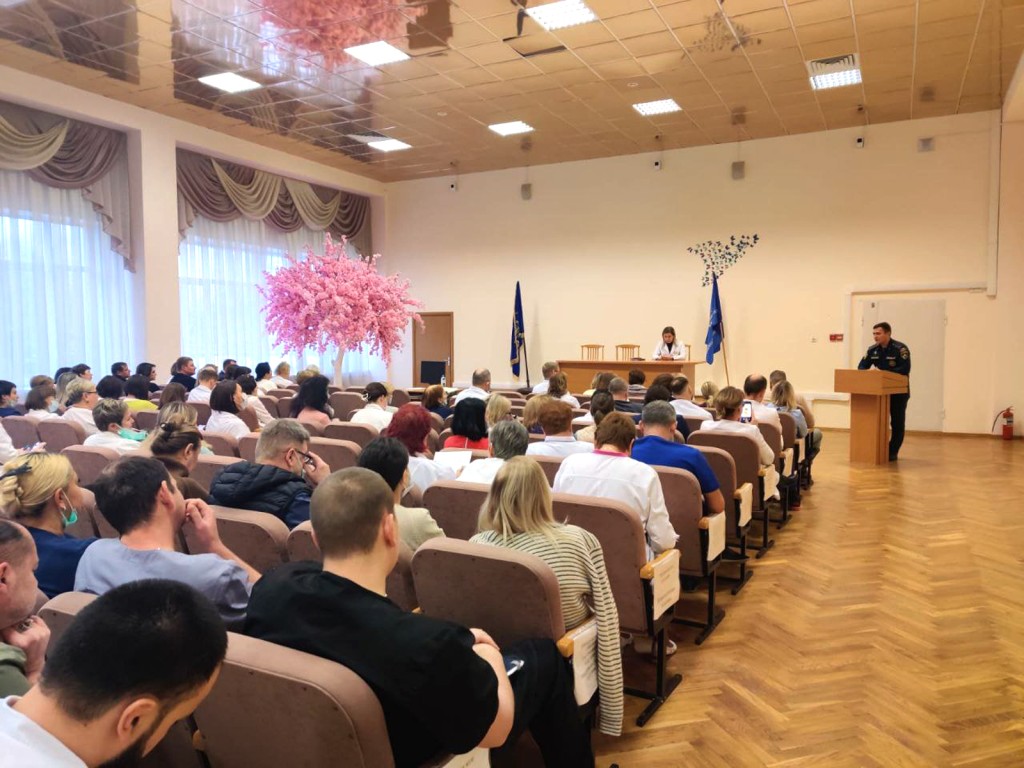 Гирлянды, выходы и огнетушители: сотрудники МЧС вышли в предновогодние рейды