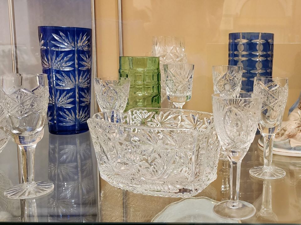 Хрустальная посуда ворвалась в тренды на Новый год: почему ее сейчас ищут и как украшают стол