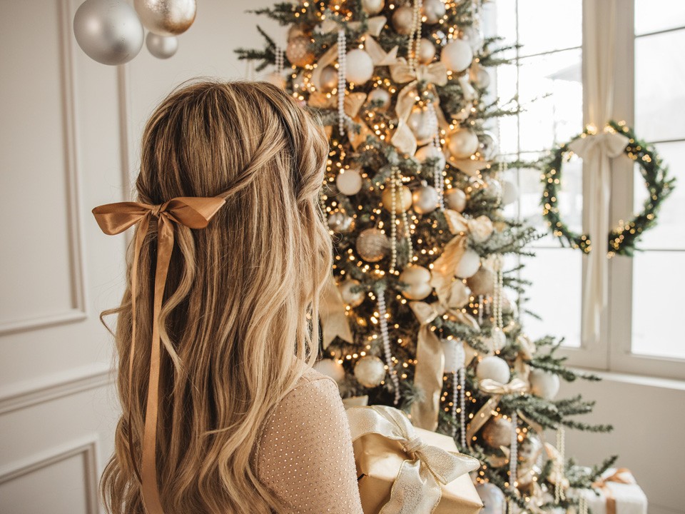 Блеск, текстура и ретро-вайб: с какой прической встречать 2026 год?