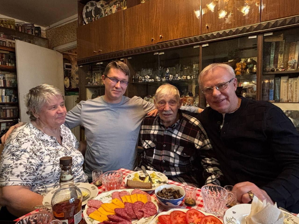 Военное прошлое, спортивные победы и активная жизнь сейчас: участника ВОВ поздравили с наступающим новым годом