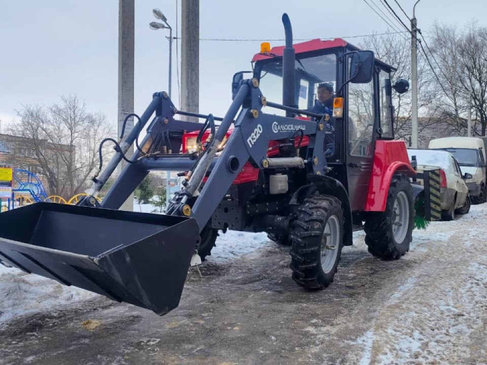 Коммунальные службы Ленинского округа расчищают город после снегопада