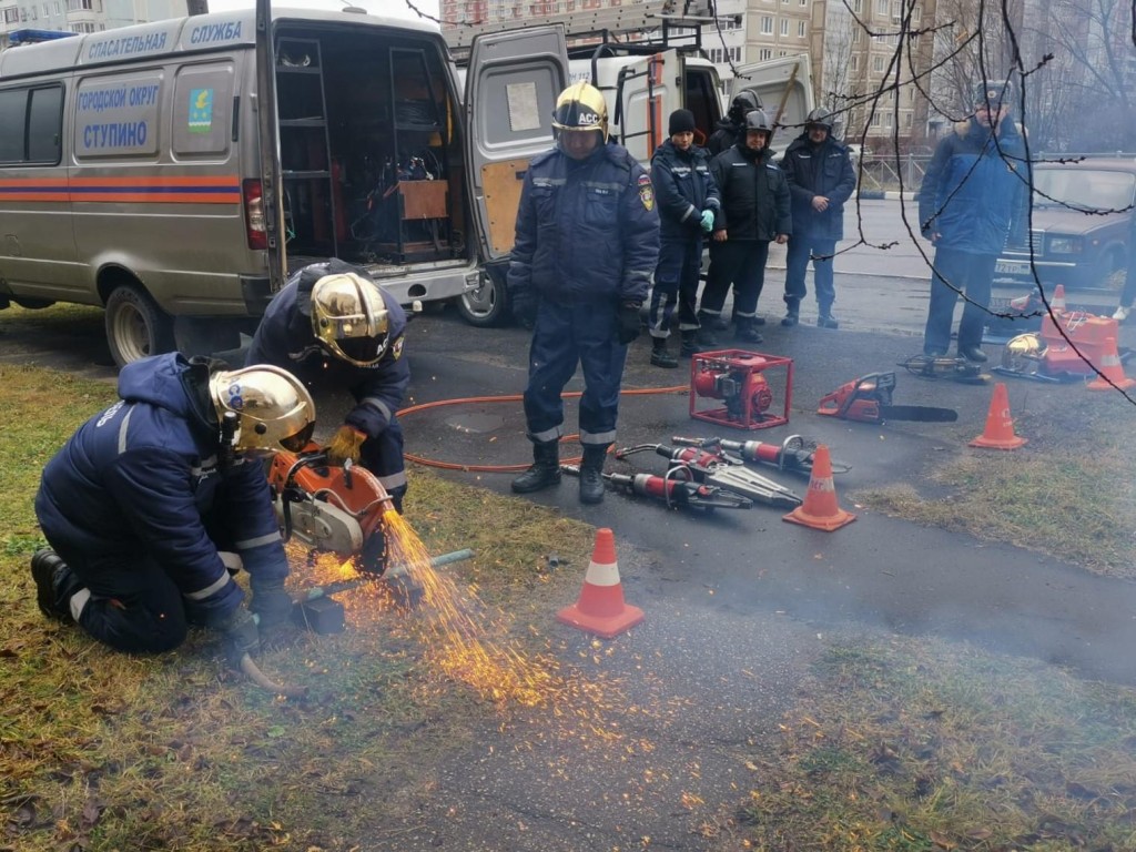 Пожарные раскрыли секреты: что узнали ученики школы № 9 на необычном уроке безопасности