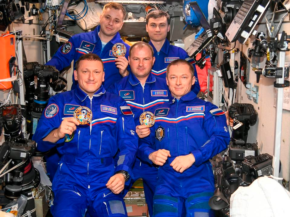 Космонавт из Королева поздравил жителей с Днем Конституции