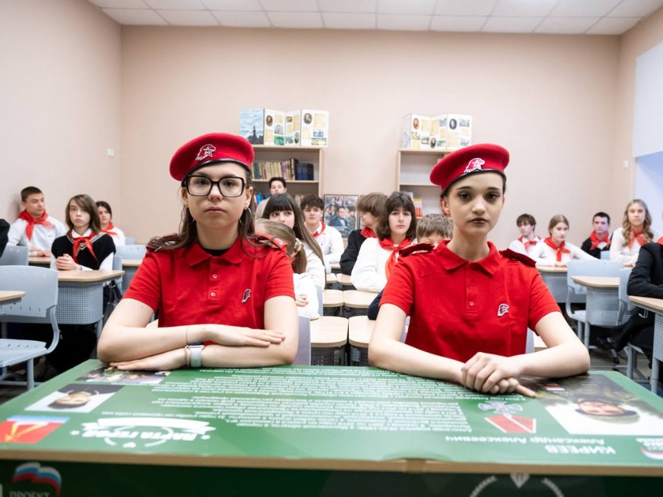 В гимназии № 1 открыли Парту героя