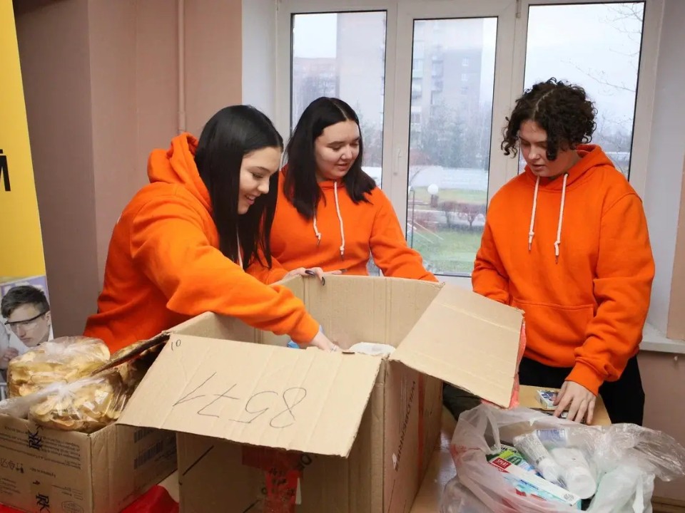 Волонтерство как урок: в Подмосковье учащиеся плетут сети, делают свечи и собирают гуманитарку