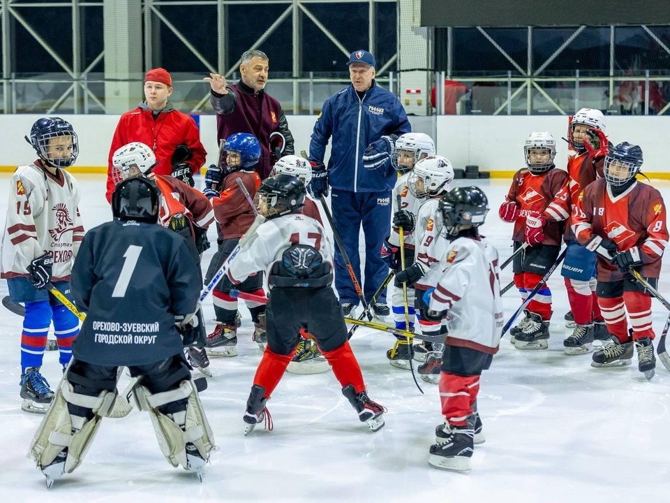 Урок легенды: олимпийский чемпион Сергей Светлов встретился с хоккеистами Орехово-Зуева