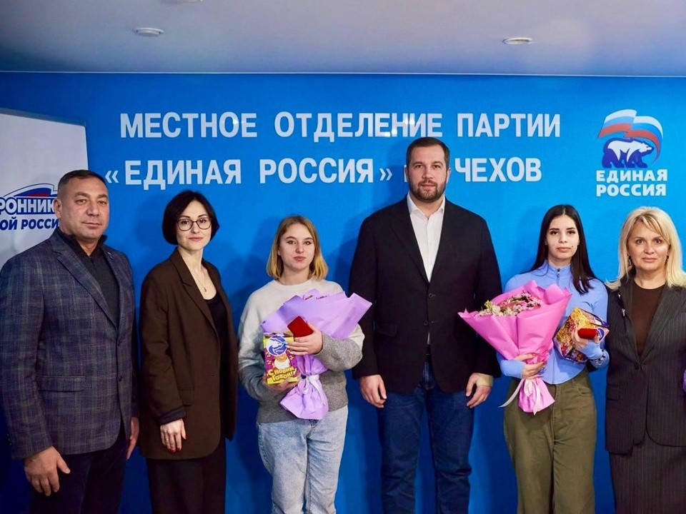 Получили жилье: двум девушкам без родителей вручили ключи от квартиры в Чехове