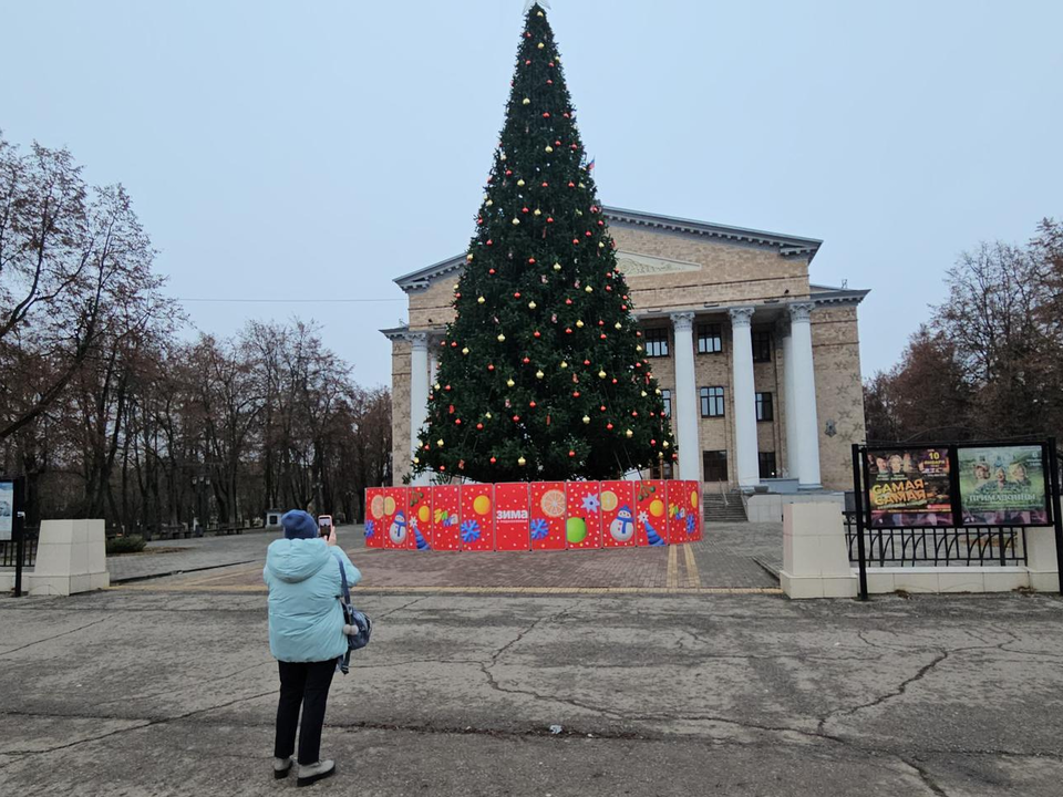 Нарядные елки, иллюминация и фотозоны: город преобразили к Новому году