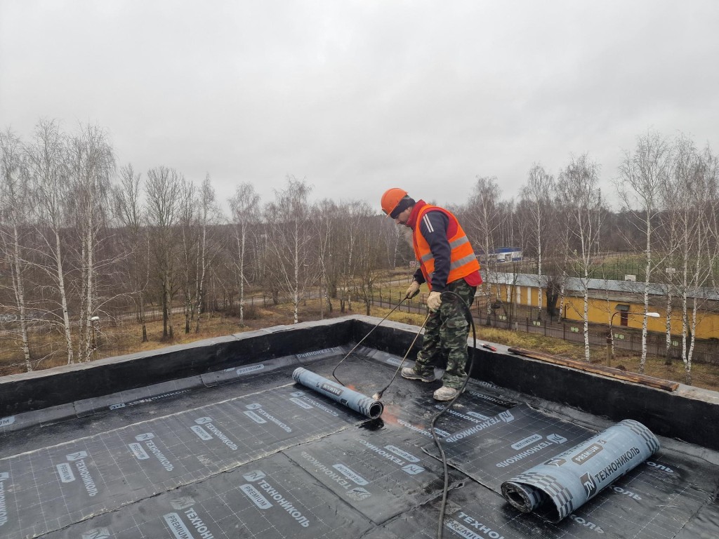 Новый «пирог» крыши укладывают в белоозерском лицее в ходе капремонта