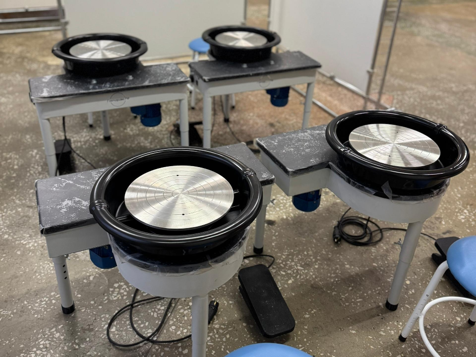 Творческое обновление в Белоозерском: в школе искусств установили новые гончарные круги и печи для обжига