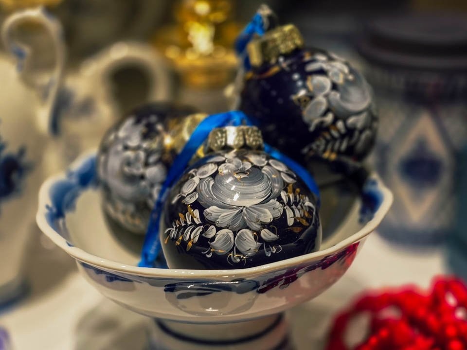 Штраф за красоту: почему новогодние украшения на рабочем месте могут привести к наказанию