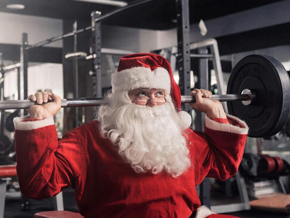 Дед Мороз купил абонемент в качалку ради Снежной бабы