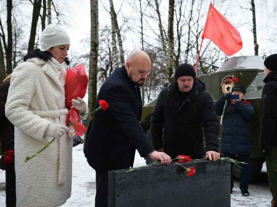 В день ввода советских войн в Афганистана бронничане возложили цветы к мемориалу
