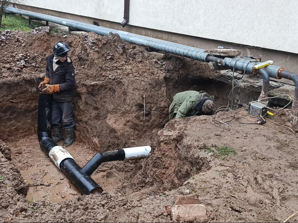 Трубы 1985 года убрали с глаз: у дома №2 в Восходе готовят важное подключение