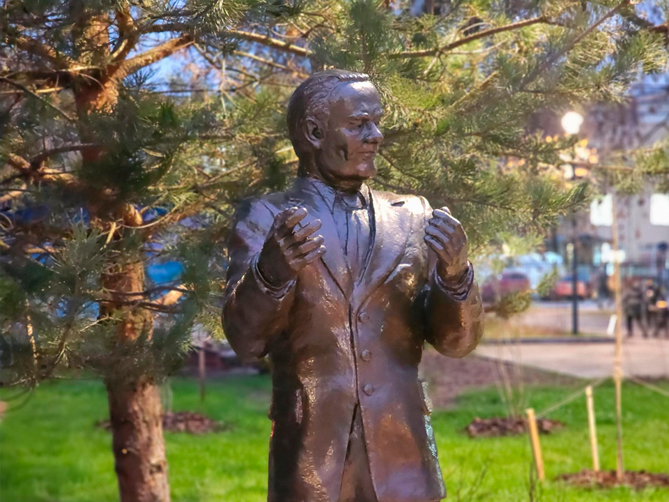 Загадочную бронзовую фигуру установили в сквере Чмырева — жители гадают, кто это