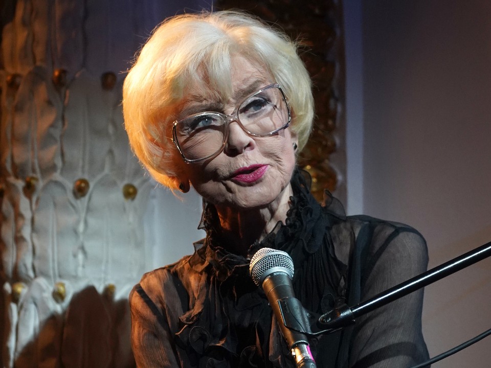 Видео: белоснежный гроб с Верой Алентовой утонул в цветах на траурной церемонии