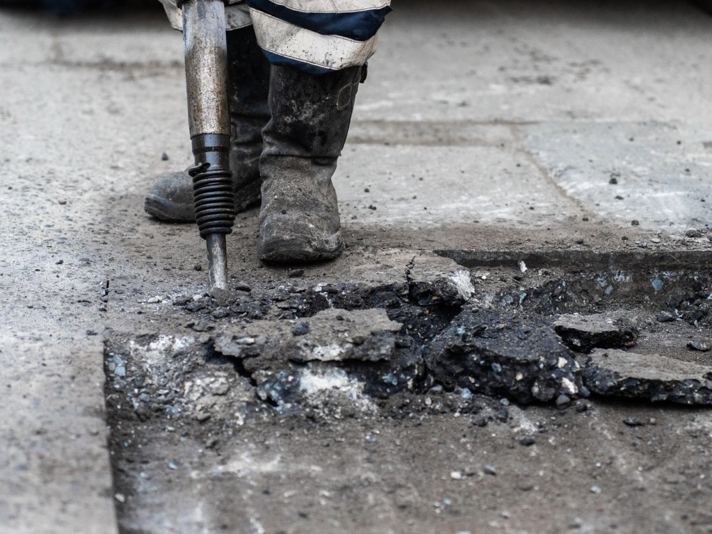 Снег и асфальт: в Ступине ликвидировали ямы в селах и деревнях