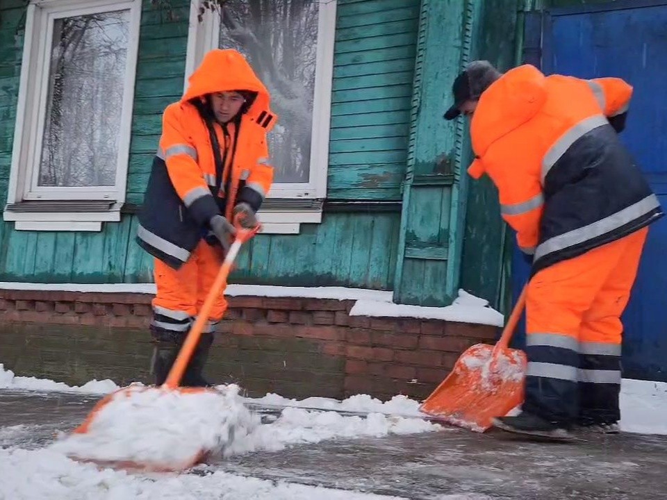 Коммунальщики и дорожники Бронниц ликвидируют последствия снегопада