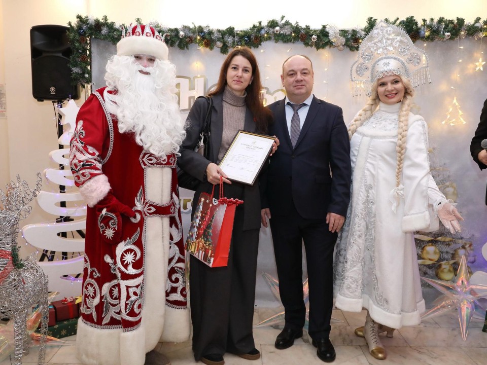 Мастер-классы и письма Деду Морозу: в Долгопрудном прошел новогодний праздник для детей участников СВО