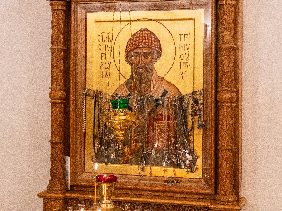 О решении жилищных проблем и помощи в поиске работы: о чем еще молиться Спиридону Тримифунтскому 25 декабря