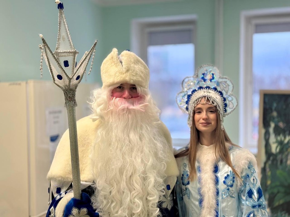Волшебники в белых халатах: как Дед Мороз и Снегурочка устроили новогоднее чудо для маленьких пациентов НИКИ детства