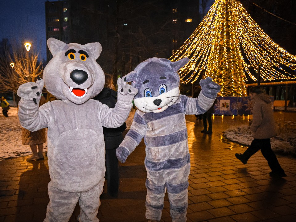 Веселые традиции: хороводы и праздничный концерт пройдут в Свердловском парке