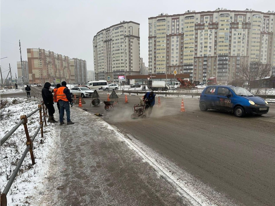 Дорожники проводят ямочный ремонт у моста в микрорайоне Южный: движение ограничено