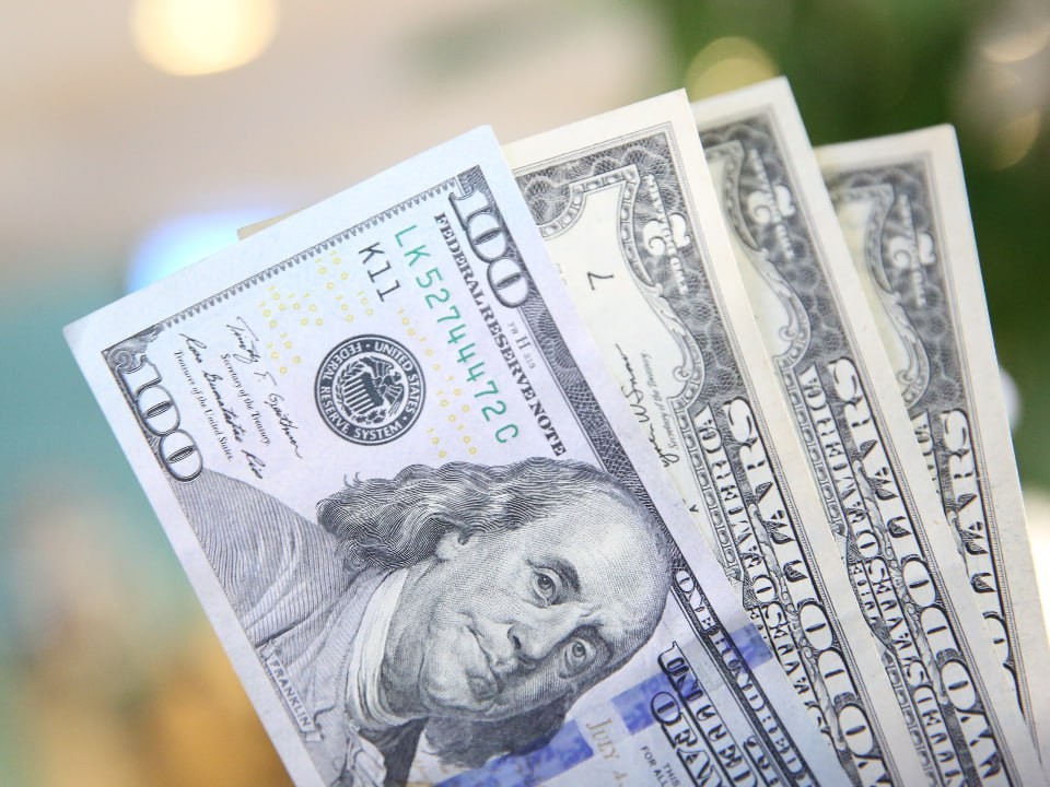 Крутое пике: почему доллар обвалился в 2025-ом и что ждет его в 2026 году?