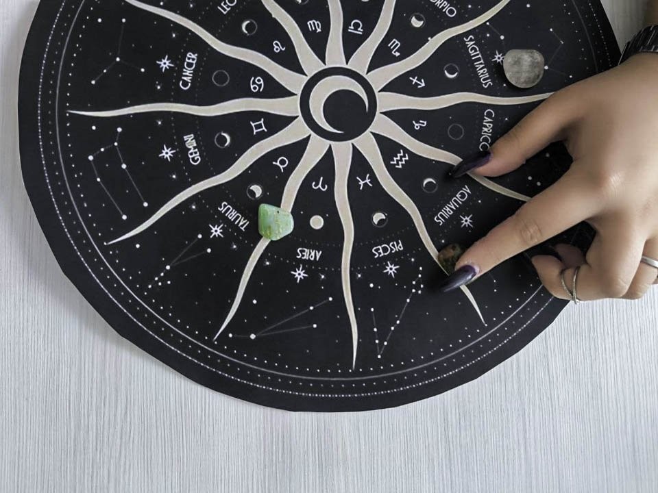 Гороскоп для всех знаков Зодиака на 16 декабря 2025: у Дев откроется третий глаз, Львы окунутся в омут переживаний, Весы затянут пояса