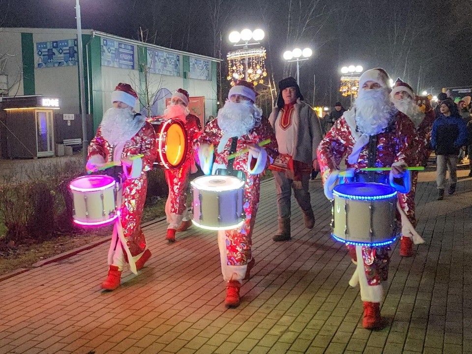 Шествие Дедов Морозов с барабанами открыло в Кашире зимний сезон