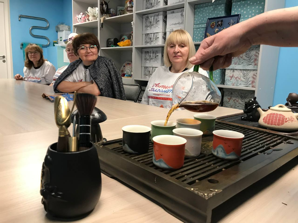 «Какой он сложный»: как дзержинские пенсионеры изучают китайский язык и традиции чайной церемонии