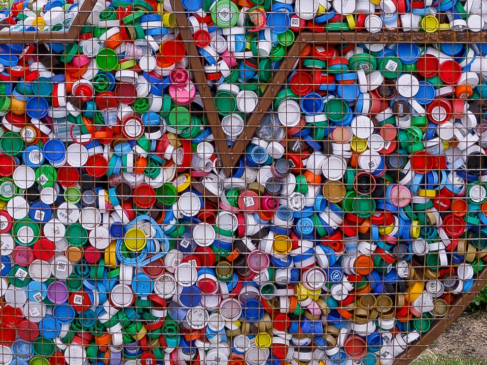 В Бронницах установили еще один контейнер в виде сердца для сборы пластиковых крышечек