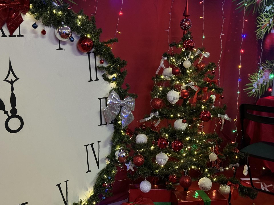 Загадать желание и написать письмо: в Ленинском округе открылась резиденция Деда Мороза