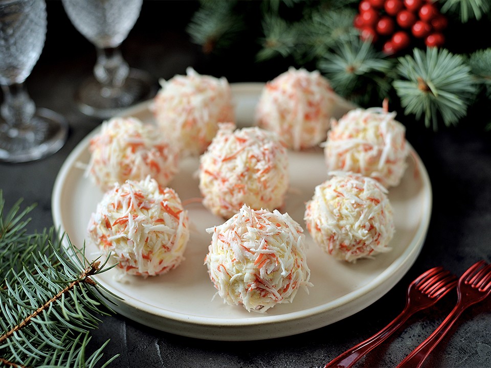 «Новогодний венок» из сырных шариков: вкусная закуска на праздничный стол за 20 минут