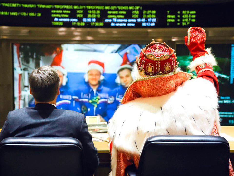 Дед Мороз заглянул в Центр управления полетами и вышел на связь с космонавтами