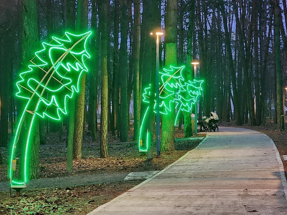 Световые сказочные персонажи встречают гостей у въезда в Протвино