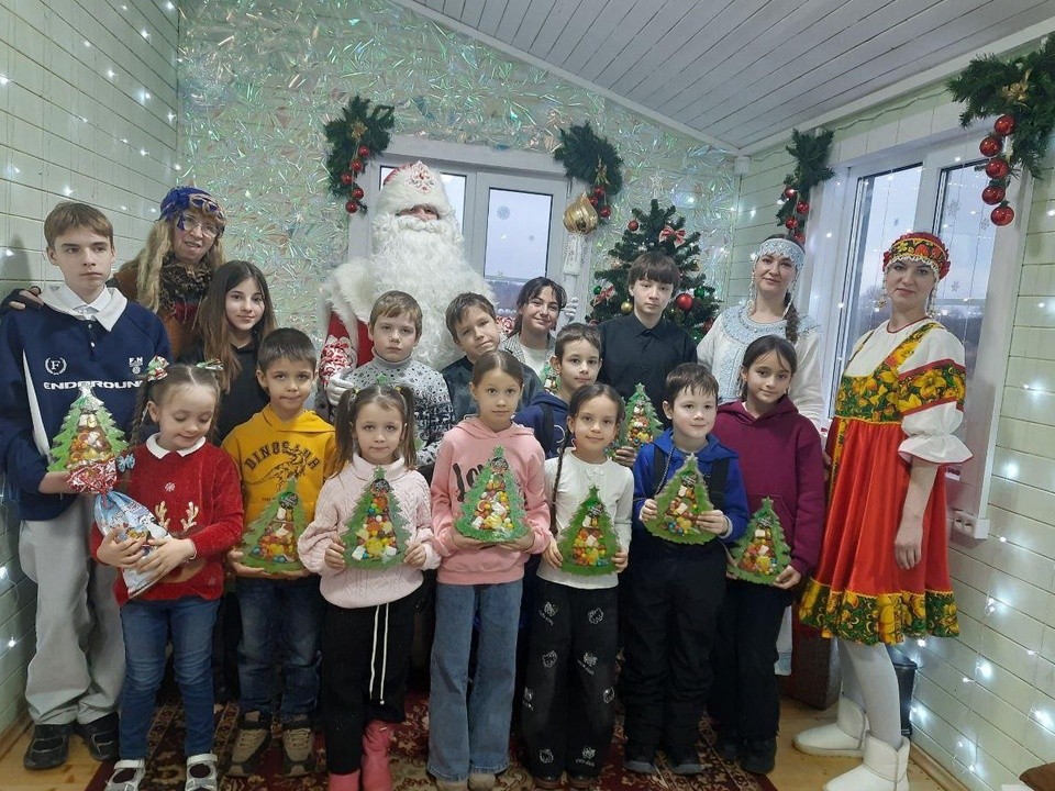 В резиденции Деда Мороза на «Бронницком лугу» встречали особенных гостей