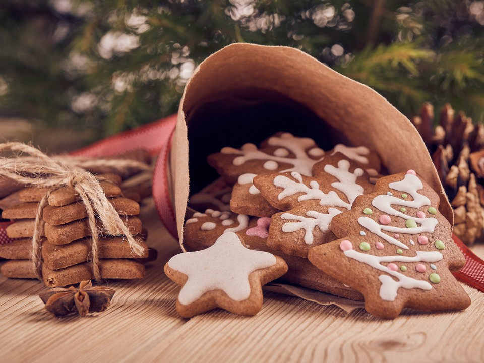 Медовые пряники как символ Нового года: необычная идея для творчества с детьми и на подарки близким