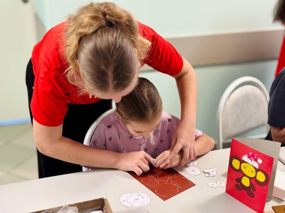 От больничной палаты до окопа: путешествие фетровых Чебурашек от детей к солдатам