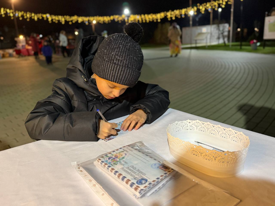 Не машинки и не куклы: что просят у Деда Мороза дети Серебряных Прудов