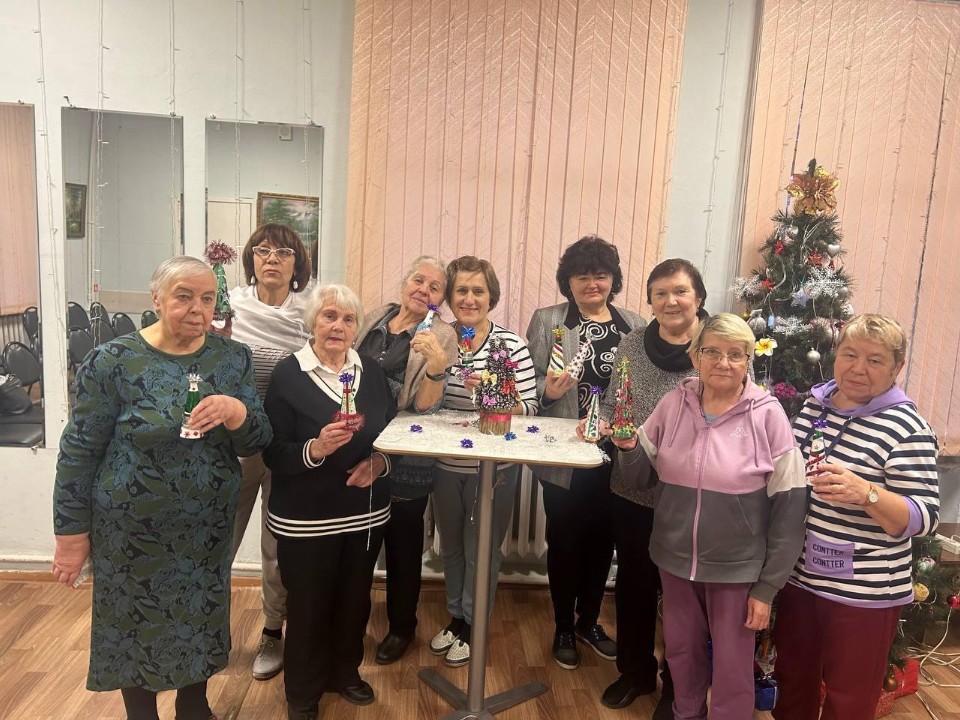 Творческая мастерская для «Активного долголетия»: в Лыткарине учат создавать новогодние украшения