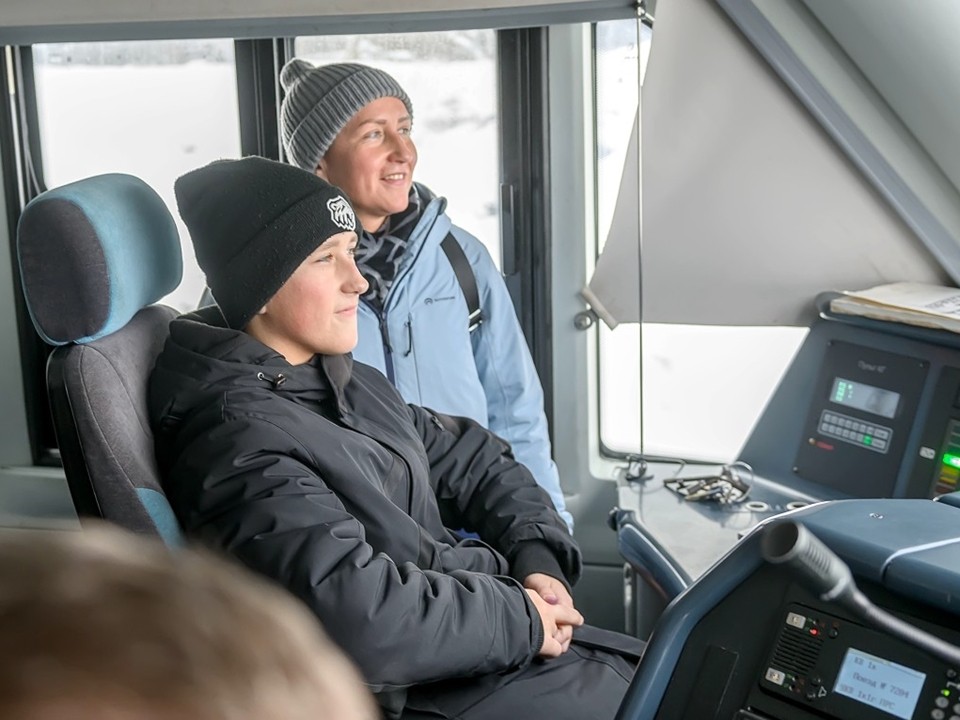 Подросток из Подмосковья впервые сел за пульт электропоезда благодаря акции «Елка желаний»